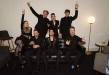 Brendan Urie (centro) de Panic! At The Disco recientemente anunció la separación de la banda de pop-rock.