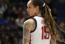 La estrella de la WNBA Brittney Griner, que fue liberada en diciembre tras casi un año encarcelada en Rusia, acudió este lunes a la marcha y el evento conmemorativo en Phoenix (EE.UU.) por el Día de Martin Luther King.
