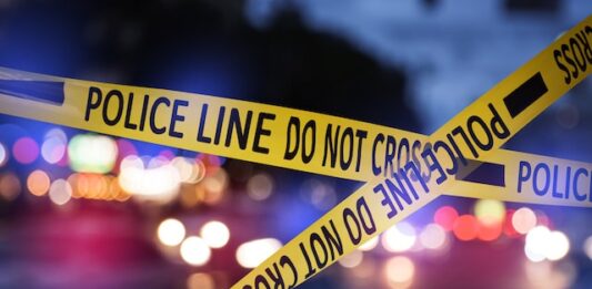 Al menos tres personas fallecieron y cuatro resultaron heridas este sábado en un tiroteo en un barrio de clase alta de la ciudad estadounidense de Los Ángeles, informó la Policía local.