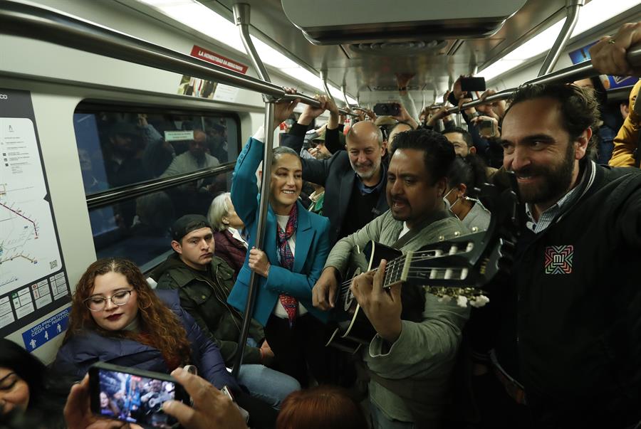 Claudia Sheimbaum (i), viaja durante la apertura del tramo Subterráneo de la Linea 12