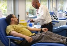 La Administración de Fármacos y Alimentos (FDA, en inglés) de Estados Unidos propuso este viernes permitir a hombres gais y bisexuales en uniones monógamas donar sangre sin tener que pasar por un periodo de abstinencia sexual previo, como ha venido siendo hasta ahora.