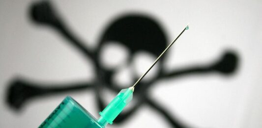 Las muertes por sobredosis de drogas (alcohol incluido) alcanzaron en 2021 la cifra de 2.668 en la ciudad de Nueva York, lo que supone la más alta desde que hay registros en esta urbe y presentan un alarmante aumento de 500 casos más con respecto al año anterior.