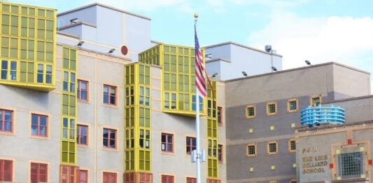 La ciudad de Nueva York ha prohibido en toda la red de sus escuelas públicas el uso de ChatGPT, el chat de inteligencia artificial convertido en un éxito tras haber pasado solo un mes de su lanzamiento, según recogen hoy varios medios.