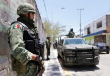 Asesinan a coronel del Ejército en el oeste de México El coronel del Ejército mexicano Héctor Miguel Vargas murió este sábado de la heridas sufridas en una emboscada tendida por un grupo de sicarios del narcotráfico en una zona rural del municipio de Coalcomán, en el occidental estado mexicano de Michoacán.