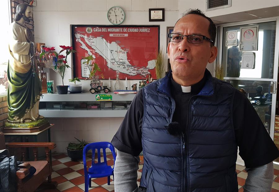 El director de la Casa del Migrante, sacerdote Javier Calvillo