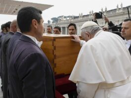 Con Francisco ante el ataúd de Benedicto XVI, acaba la era de los "dos papas" El papa Francisco bendice el ataúd del papa emérito