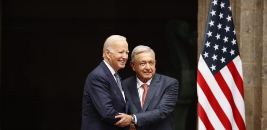 El presidente de México, Andrés Manuel López Obrador (d), saluda al presidente de EEUU, Joe Biden