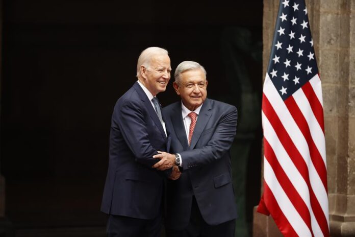 El presidente de México, Andrés Manuel López Obrador (d), saluda al presidente de EEUU, Joe Biden