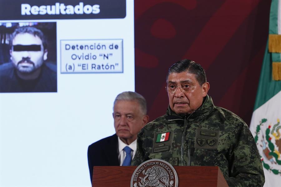 El secretario de la Defensa Nacional, Luis Cresencio Sandoval, habla hoy, durante una conferencia de prensa