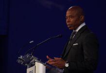 La paliza propinada por varios policías a un joven negro de Memphis, que terminó falleciendo, constituye "una abominación", dijo este viernes el alcalde de Nueva York, Eric Adams, él mismo afroamericano.