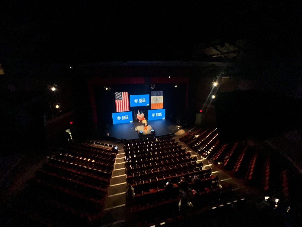 Eric Adams en el discurso. Eric Adams en el discurso.