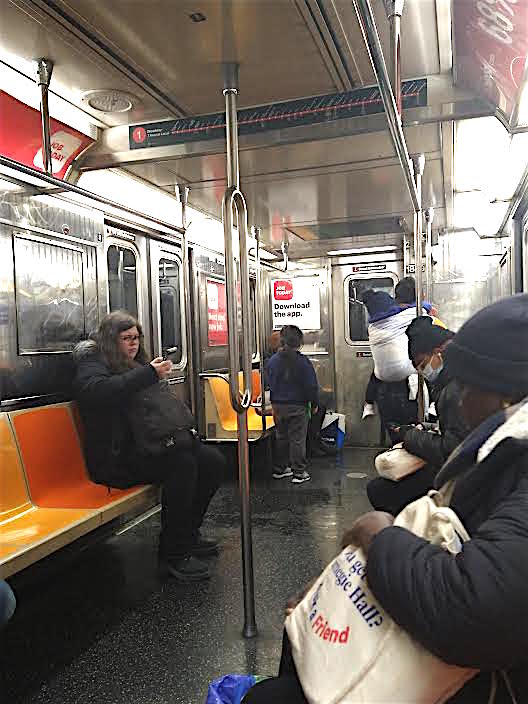 FOTO 3 Ciertamente la historia muestra las situaciones más inusuales ocurridas en el sistema de trenes de la ciudad de Nueva York, donde actualmente abunda una masiva presencia de mujeres y niños inmigrantes en condiciones de extremo peligro.
