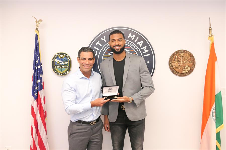 Francis Suárez (i), mientras entrega las llaves de la ciudad al beisbolista dominicano Sandy Alcántara