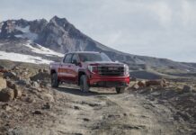 Una camioneta como la que probamos esta semana, la 2023 GMC Sierra 1500 AT4X, es uno de esos modelos para los que bien merecería la pena considerar primero cuán lejos necesitas o quieres llegar cuando el asfalto se termina.