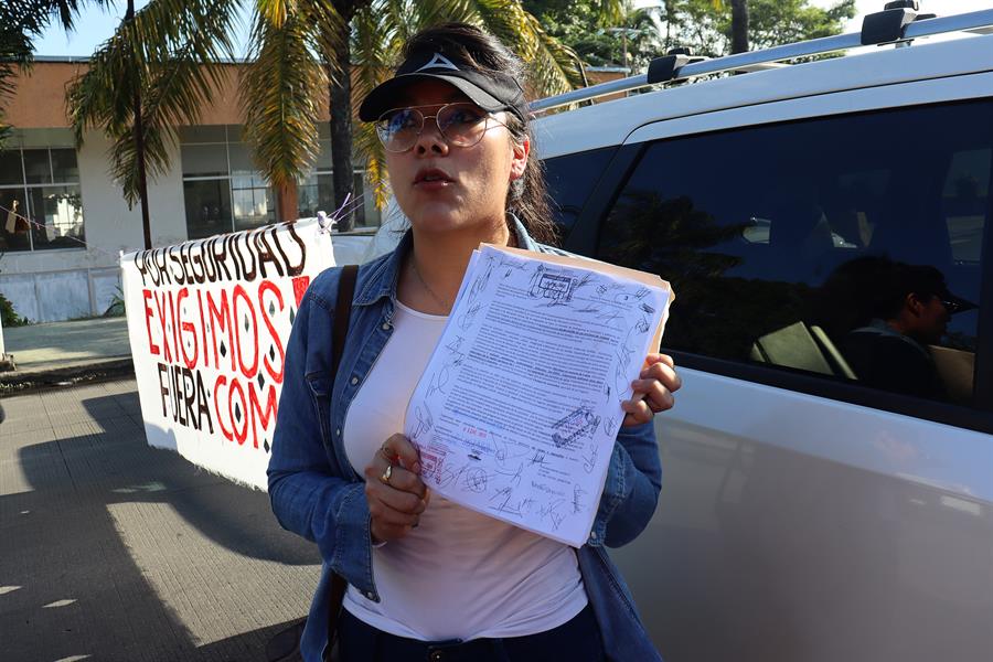 Gissel Ruiz, habitante del fraccionamiento los Laureles, muestra un oficio para exigir se reubiquen las oficinas de la Comisi&oacute;n Mexicana de Ayuda a Refugiados (Comar) hoy, en Tapachula, estado de Chiapas (M&eacute;xico).
