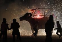 Coheteros del centro de México festejan su día con pirotecnia monumental