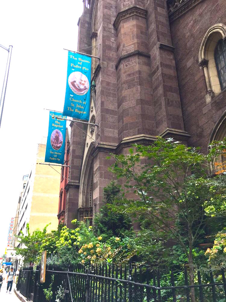 En la hist&oacute;rica iglesia de San Juan Bautista en Manhattan, la acogedora edificaci&oacute;n de ciento cincuenta y un a&ntilde;os de antig&uuml;edad, alberga varias actividades espirituales, entre ellas la devoci&oacute;n al Padre Pio, de quien guarda sus reliquias.