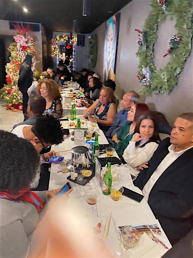 Una vista parcial de los asistentes al evento de lanzamiento de la iniciativa Aqu&iacute; Tambi&eacute;n, realizada la nochevieja del 31 de diciembre en el restaurante Il Sol de Inwood.