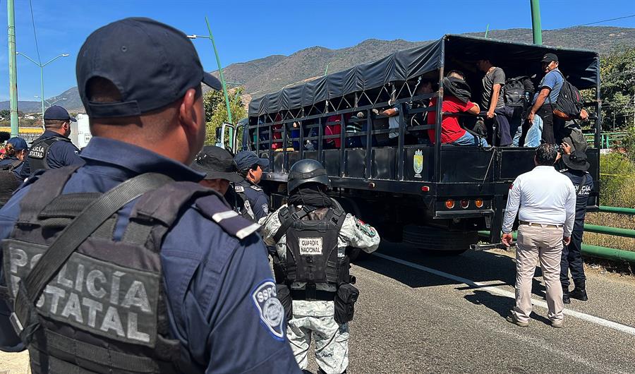 Integrantes de la Policía Estatal y de la Guardia Nacional (GN) rescatan a decenas de migrantes que viajaban en un trailer