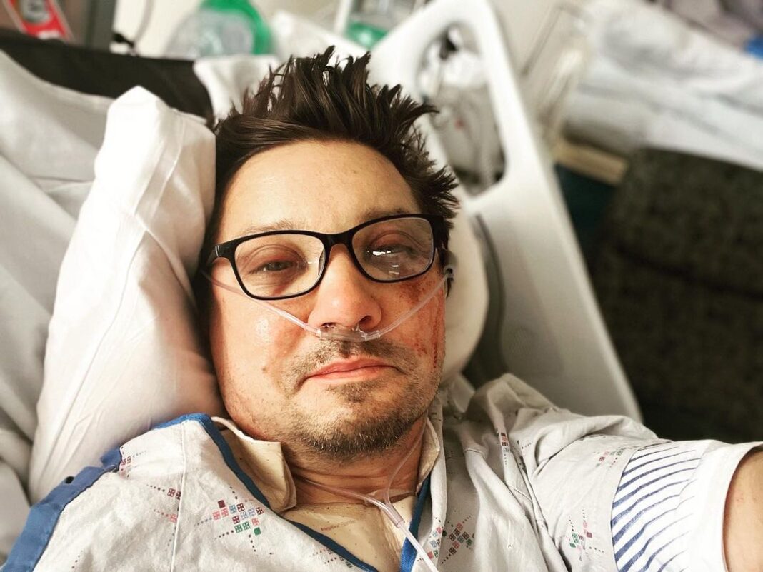 La foto que publicó Jeremy Renner en el hospital.