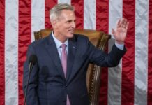 El republicano Kevin McCarthy fue elegido finalmente este sábado presidente de la Cámara Baja de Estados Unidos tras 15 votaciones, después de convencer a un número suficiente de congresistas ultras de su propio partido que se negaban a apoyarlo.