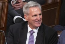 El republicano Kevin McCarthy estaba llamado a convertirse fácilmente en el próximo presidente del Congreso de EE.UU., pero el viraje a la extrema derecha de sectores de su partido, alentado por el expresidente Donald Trump y cuya culminación fue el asalto al Capitolio de hace dos años, le ha puesto las cosas difíciles.