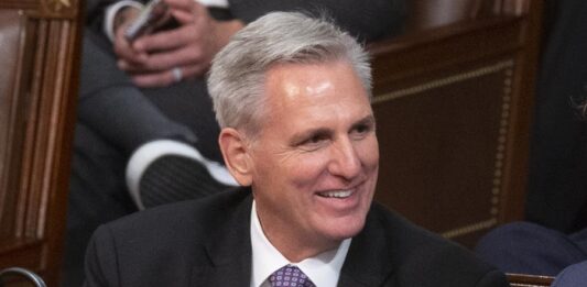 El republicano Kevin McCarthy estaba llamado a convertirse fácilmente en el próximo presidente del Congreso de EE.UU., pero el viraje a la extrema derecha de sectores de su partido, alentado por el expresidente Donald Trump y cuya culminación fue el asalto al Capitolio de hace dos años, le ha puesto las cosas difíciles.