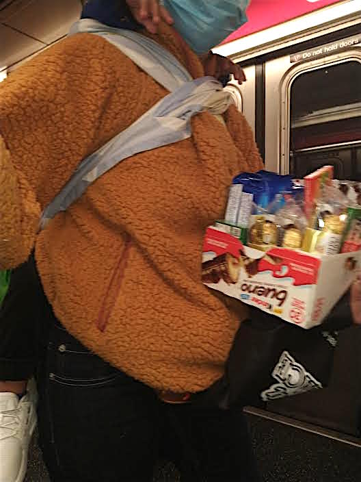 Las mujeres y niños que ofrecen mercancía en los trenes de la ciudad de Nueva York son mayoritariamente nuevos migrantes, muchos engañados con promesas de falsa ayuda por los coyoteros.