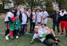 Integrantes, choferes del Mexicana Express Car Service C.S. que liderados y dirgidos por Oscar "Chayote" Macareno. Aquí lo vemos con el gigantezco trofeo de campeón por segundo año consecutivo en la Brooklyn Liga Mexicana de Fútbol en Red Hook Park, Brooklyn. (Foto Cortesía)