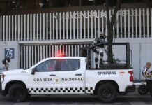 Hallan tres cabezas humanas frente a instalaciones militares en la mexicana Cancún Miembros de la Guardia Nacional