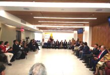 La noche del jueves 12 de enero, miembros de la comunidad ecuatoriana del área Tri-estatal, se reunieron con el canciller de Ecuador Juan Holguín, en el Consulado General del país andinoamericano en Manhattan.