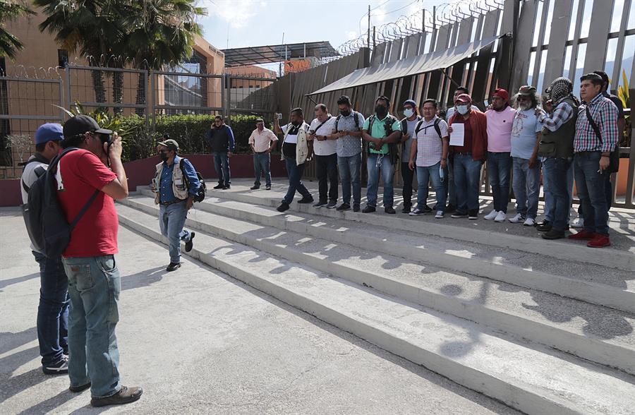 Periodistas protestan hoy, al exterior de la Fiscalía General de la República, en el municipio de Chilpancingo (2)