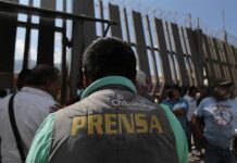 Periodistas protestan hoy, al exterior de la Fiscalía General de la República, en el municipio de Chilpancingo