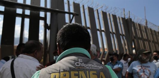 Periodistas protestan hoy, al exterior de la Fiscalía General de la República, en el municipio de Chilpancingo