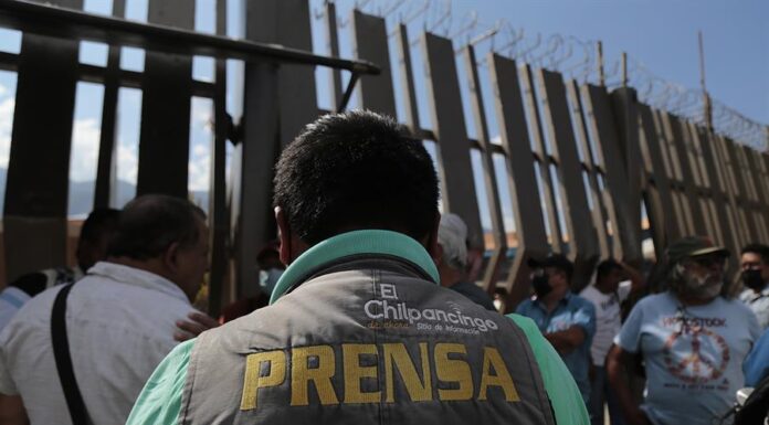 Tribunal guatemalteco niega la salida hacia EE.UU. al periodista José Rubén Zamora Periodistas protestan hoy, al exterior de la Fiscalía General de la República, en el municipio de Chilpancingo