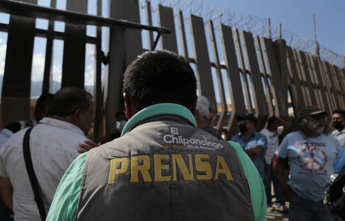 Periodistas protestan hoy, al exterior de la Fiscalía General de la República, en el municipio de Chilpancingo Periodistas protestan hoy, al exterior de la Fiscalía General de la República, en el municipio de Chilpancingo