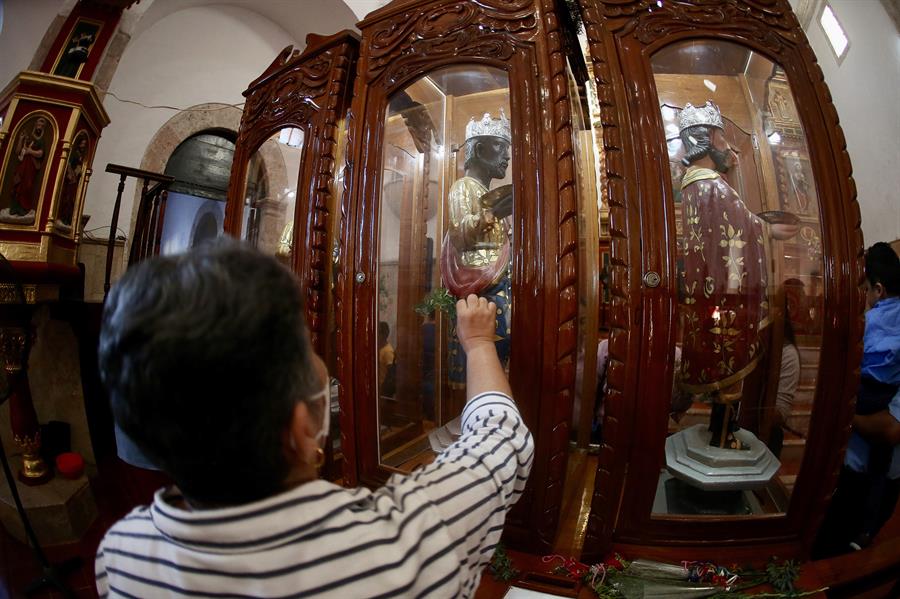 Personas visitan el santuario de los tres Reyes Magos (3)