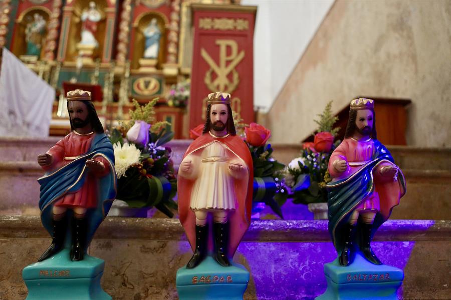Personas visitan el santuario de los tres Reyes Magos (3)