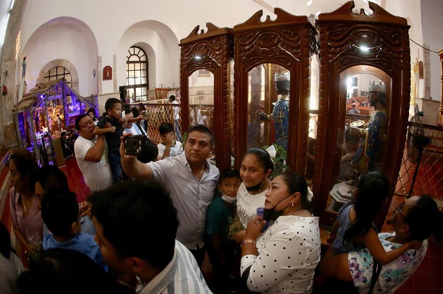 Personas visitan el santuario de los tres Reyes Magos (3) Personas visitan el santuario de los tres Reyes Magos (3)