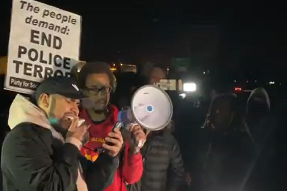 Protestas 1 Decenas de personas protestaron este viernes frente de la Casa Blanca después de que se revelaran las imágenes de la paliza que varios policías dieron a un joven afroamericano, quien falleció tres días después del encontronazo.