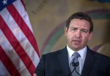 El gobernador de Florida, el republicano Ron DeSantis, violó la Constitución estatal al destituir el pasado mes de agosto al fiscal Andrew Warren por comprometerse a no procesar casos relacionados con la prohibición del aborto después de 15 semanas de gestación y apoyar terapias de afirmación de género para menores, según dictaminó un juez.
