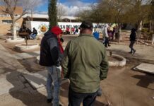 Un grupo de migrantes permanecen en un albergue