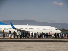 Un grupo de personas deportadas caminan hoy, provenientes del primer vuelo desde los Estados Unidos a Guatemala