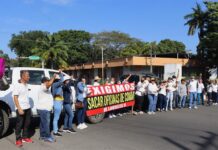 Ciudadanos exigen reubicación de oficinas en migración en sur de México Decenas de ciudadanos bloquearon este sábado calles en Tapachula, en el sureño estado mexicano de Chiapas, para exigir al Gobierno de México que reubique las oficinas de la Comisión Mexicana de Ayuda a Refugiados (Comar), por las afectaciones que deja la aglomeración de migrantes en la zona.