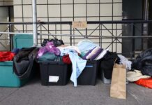 Nueva York traslada de nuevo a inmigrantes un día después de llevarlos a un gimnasio
