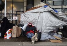 Nueva York contrata camiones con duchas para inmigrantes por 18 millones de dólares desalojo de inmigrantes en Nueva York (10)