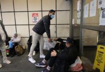 Critican nueva política de Nueva York de limitar estancia de inmigrantes en albergues desalojo de inmigrantes en Nueva York (10)