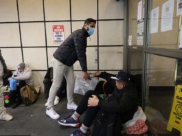 Critican nueva política de Nueva York de limitar estancia de inmigrantes en albergues desalojo de inmigrantes en Nueva York (10)