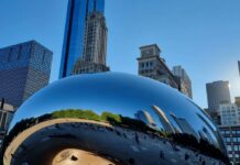 La nueva escultura de Nueva York: un "frijol" futurista bajo un rascacielos escultura The Bean.