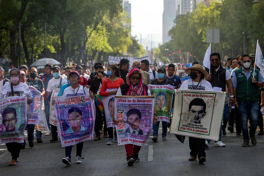 familiares y compañeros de los 43 estudiantes desaparecidos de la Escuela Normal Isidro Burgos de Ayotzinapa mientras participan en una marcha (1)